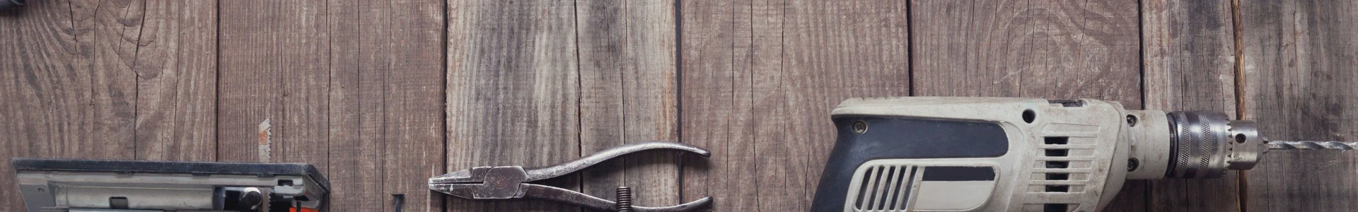 wkrętarka i obcęgi na drewnianej podłodze