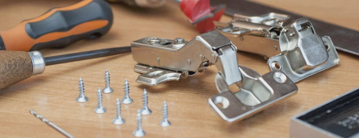 śrubokręt, śrubki i&nbsp;zawiasy